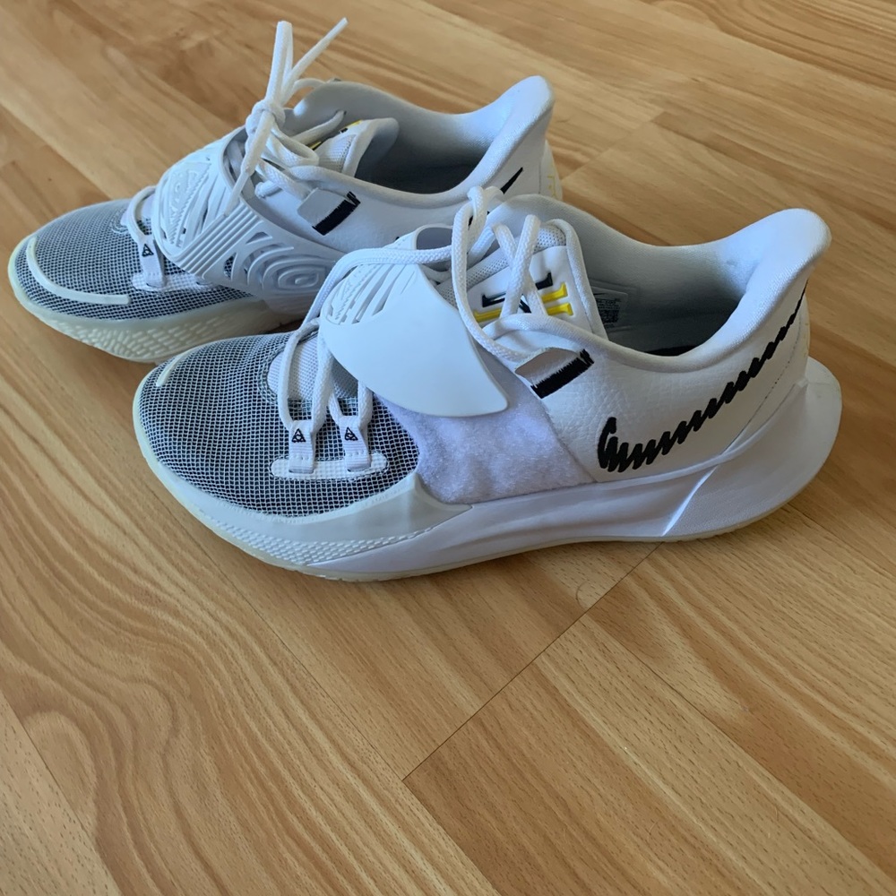 Kyrie Low 3 Basketball Shoes